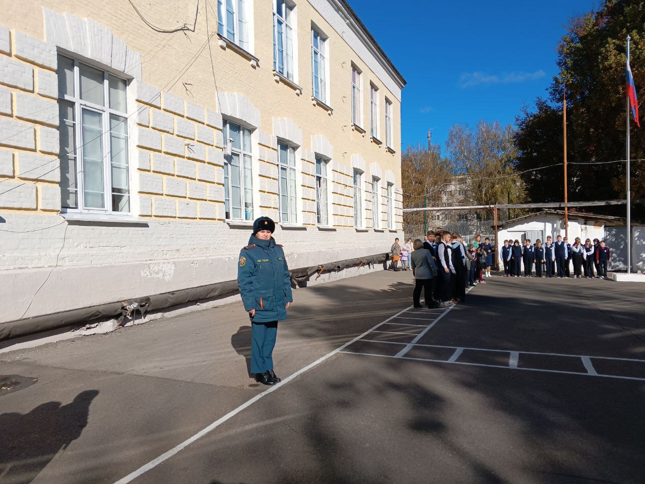 В целях недопущения детской гибели на пожарах сотрудниками ОНД и ПР по Белевскому району на базе МБОУ «Средняя общеобразовательная школа № 4 г. Белёва Тульской области», провели беседу с учащимися о правилах пожарной безопасности..