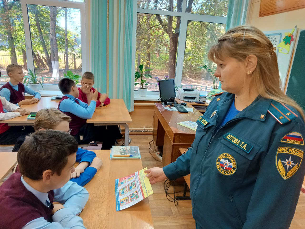 В целях недопущения детской гибели на пожарах сотрудниками ОНД и ПР по Белевскому району на базе МБОУ &quot;Средняя общеобразовательная школа            № 1&quot; г. Белёва Тульской области, провели беседу с учащимися о правилах пожарной безопасности..